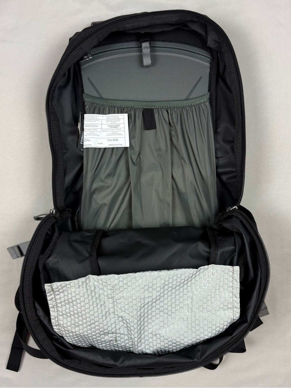 Osprey Hikelite 18 Backpack with Rain Cover Black Hiking Day Pack Tarpon Fishing - Picture 5 of 11